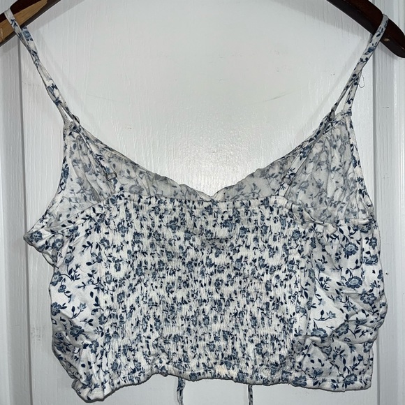 Hollister Blue and White Floral Keyhole Crop Top NWT — Medium - Picture 6 of 6